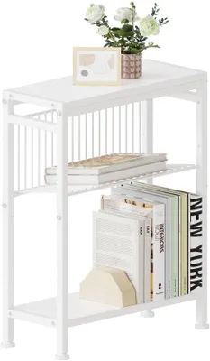 Immagine prodotto di Tavolino laterale Unyqoos® sottile (18 cm) – comodino salvaspazio con ripiani, portariviste regolabile a forma di "V", struttura in metallo e decorazione in legno, capacità di carico: 15 kg