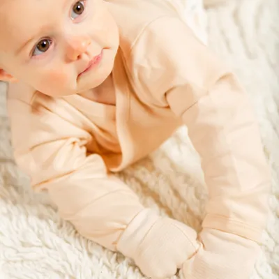 Produktbild von DAY Wickelshirt - Apricot - Gr. 62/68 | Hübsche Babykleidung