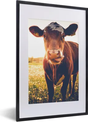 Produktbild von MuchoWow® Gerahmtes Poster Kuh - Sonnenuntergang - Blumen - Gras - Tiere 40x60 cm - Poster mit Schwarzem Bilderrahmen Wandposter Rahmen Foto Bilder - Poster in Rahmen