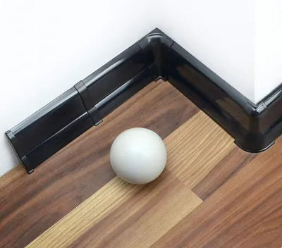 Produktbild von DQ-PP Sockelleiste 62mm PVC 200cm + 5 x Dübel | Kabelkanal | Fußleisten | Farbe: Schwarz glänzend