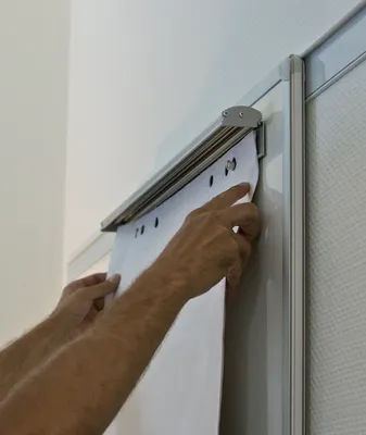 Produktbild von FRANKEN Flipchart Blockhalter magnetisch 55 x 700 mm silber