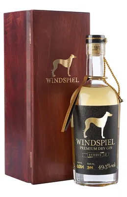 Obrázok produktu pre Windspiel Premium Dry Gin Reserve, 49,3 % obj. Prémiová gin vyrábaná v Nemecku, z oblasti vulkanickej krajiny Eifel, zrelej v drevených suda, v elegantnej drevenej škatuľke, ideálna ako darček. 3936-NV, priehľadná, 1,4 kg