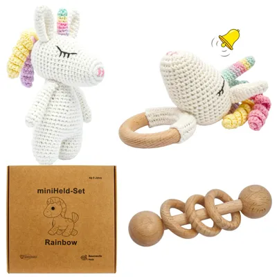 Produktbild von Handgestricktes Einhorn Rainbow Set Babyrassel Holz Baumwolle 16 cm