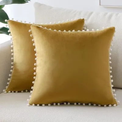 Zdjęcie produktu dla Zestaw 2 poszewek na poduszki z aksamitu, kolor złoty, 45 x 45 cm – z pomponami i ukrytym zamkiem błyskawicznym, idealne do salonu i sypialni