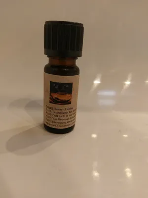 Kleine braune Flasche mit einem schwarzen Verschluss. Auf dem Etikett steht "Kaffee".