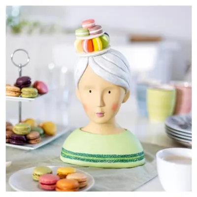 Produktbild von Dekokopf einer Dame mit Hut aus bunten Macarons