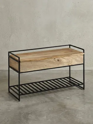 Freigestellte Sitzbank mit Stauraum in 90x52x38 cm, die die Kombination aus massivem Mangoholz und schwarzem Metallgestell zeigt._#sku_BARWL6.586#