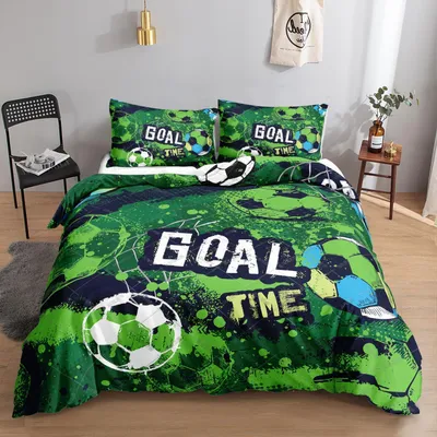 Obrázok produktu pre Sada posteľnej bielizny s motívom futbalu "Goal TIME", zelená, 200x200 cm. Obsahuje: 1 obliečka na prikrývku, 2 obliečky na vankúše. Materiál: mikrovlákno. Zapínanie: zips