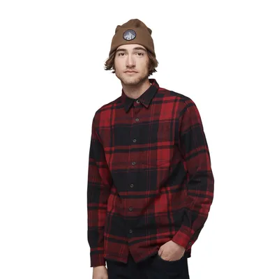 M Project Flannel von Black Diamond; rot-schwarz kariert; getragen von einem Mann mit braunem Beanie.