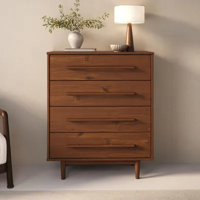 Produktbild von Kommode TECCA mit 4 Schubladen, Kastanie Finish – Schubladenschrank aus massivem Kiefernholz, skandinavisches Design mit Holzgriffen, Stauraummöbel für Schlafzimmer Wohnzimmer Flur Gästezimmer
