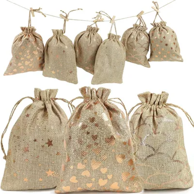 Image de Calendrier de l'Avent à remplir : 24 petits sacs en jute avec des autocollants numérotés, dimensions 15x20 cm, couleur or