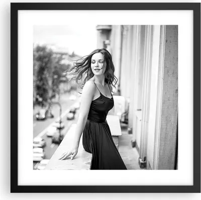 Produktbild von Gerahmtes Poster - Schwarzer Rahmen - Frau Balkon Straße - 40x40 cm - Wand Bild - Wanddeko - Wandbilder - Kunstposter - Wandposter - Bilderrahmen - Bilder - Kunstdruck - P2BAC40x40-5017