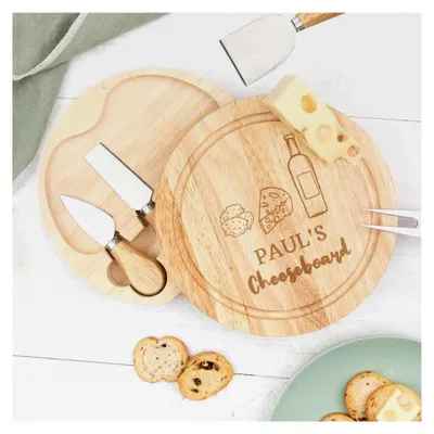 Produktbild von Personalisiertes Käsebrett mit Name und Käsemesser Set (4 Käseutensilien) aus Holz mit Gravuren | 22ø x 3,5 cm