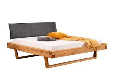 Produktbild von Woodroom Massivholzbett Ypern 140x200 cm – Kiefer massiv eichefarbig geölt, Polsterkopfteil, Holzkufe natur