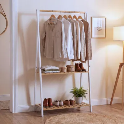 Image de Porte-manteau en bambou HWC-Q32, porte-manteau, porte-chaussures, barre, 2 étagères, 130 x 70 x 44 cm ~ blanc naturel