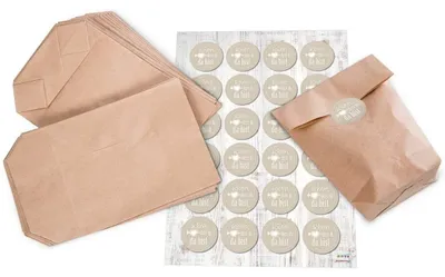 Produktbild von Geschenktüten Set: 24 braune Kraftpapier-Tüten Papiertüten 14 x 22 x 5,6 cm + 24 Stück Aufkleber Sticker 4 cm grau rot Herz SCHÖN DASS DU DA BIST Verpackung Taufe Kommunion Hochzeit Geburtstag Tischdeko Gäste"Schön, dass du da bist" beige