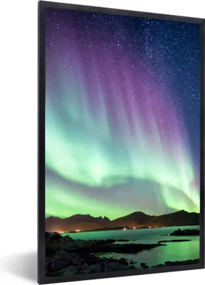 Produktbild von MuchoWow® Gerahmtes Poster Nordlicht - Grün - Lila - Sternenhimmel - See - Berg 20x30 cm - Poster mit Schwarzem Bilderrahmen Wandposter Rahmen Foto Bilder - Drucken - Bilder Poster im Rahmen