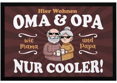 Produktbild von Fußmatte Geschenk Hier wohnen Oma und Opa Großeltern lustige Geschenkidee Weihnachten rutschfest & waschbar Moonworks® schwarz 1 60x40cm