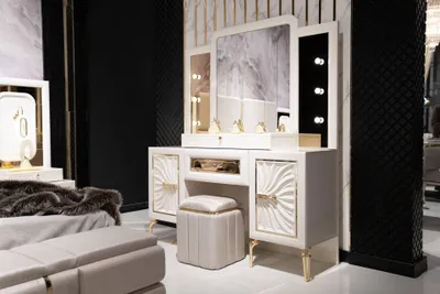 Image de Elégante coiffeuse en bois beige avec miroir et pouf