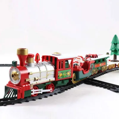 Roter und grüner Weihnachtszug mit dem Weihnachtsmann und einem kleinen Weihnachtsbaum auf schwarzen Gleisen