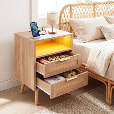 Image de Table de chevet avec éclairage LED et station de recharge, tiroirs en rotin