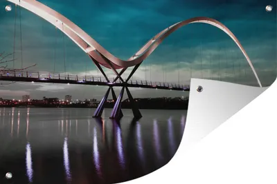Produktbild von MuchoWow® 60x40 cm Outdoor-Poster Gartendeko Sichtschutz Garten Poster für den Garten  Eine moderne Brücke bei Nacht