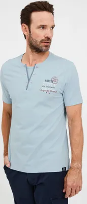 Produktbild von FQ1924 FQRudolf Herren T-Shirt Kurzarm Shirt mit Print und Henley-Ausschnitt aus 100% Baumwolle