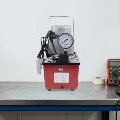 Produktbild von Elektrische Hydraulikpumpe - Hydraulikaggregat 0,75 kW - 2–70 MPa (10152 PSI) - Fußschalter - 7 l Öltank - EU-Stecker - Rot