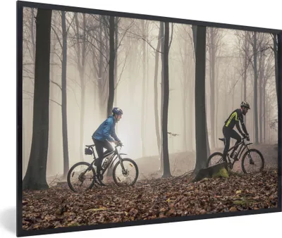 Produktbild von MuchoWow® Gerahmtes Poster Mit dem Mountainbike über einen Waldweg 90x60 cm - Poster mit Schwarzem Bilderrahmen Wandposter Rahmen Foto Bilder - Fotorahmen - Foto-Plakat