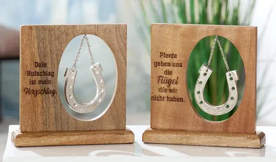 Produktbild von Gilde Standrelief, quadratisch, "Pferd", Hufeisenmotiv, Spruch, Mangoholz, naturfarben, L. 5 cm, B. 23 cm, H. 23 cm 43993 4063387439937 2 Stück (2-fach sortiert)