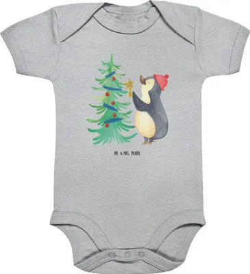 Produktbild von Mr. & Mrs. Panda Strampler Pinguin Weihnachtsbaum 3. - 6. Monat - Heather Grey - Geschenk, Weihnachten, Winter, Babystrampler, overall baby, babykleidung body