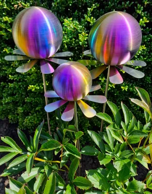 Produktbild von Blütenzauber Rotterdam Rosenkugel 15/15/10 cm Edelstahl rainbow matt gebürstet Gartenstecker mit Stab 80 cm
