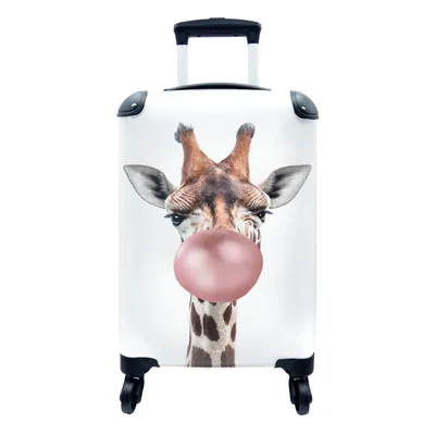 Produktbild von MuchoWow® Koffer Handgepäck Trolley Rollkoffer Kleine Reisekoffer mit 4 Rollen - Giraffe - Kaugummi - Rosa - Kinder - Junge - Mädchen - Cabin Size < 55x40x23 cm & 55x40x20 cm - Kinderkoffer - Kabinenkoffer - Boardgepäck - Reise-Box - Reisekoffer - Reisegepäck - Koffer mit Bild - Trolley für Kinder