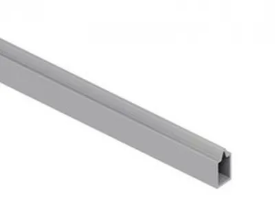 Produktbild von TraumGarten Silber 2 Meter SYSTEM Abschluss unten, Aluminium Abschlussleiste, untere Profilleiste, Basis für WPC Zaunelemente, stabile Befestigung, beschichtetes Aluminium