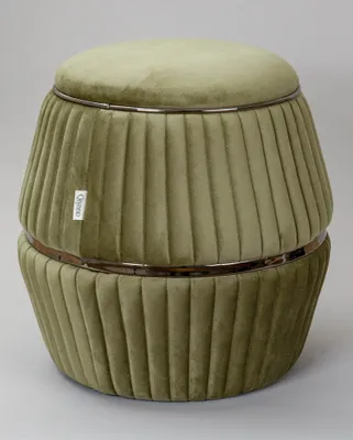 Produktbild von Qiyano Pouf Sitzhocker aus weichem Samtstoff in Zylinderform mit Ziernähten und Metalloptikringen in Grün Grafit, Höhe ca. 52 cm