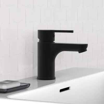 Produktbild von Unyqoos® Mattschwarze Waschtischarmatur – moderne Einhebelmischbatterie für Bad mit Push‑Pop‑Up‑Ablauf, e Anschlussschläuche & Kartusche, kratz‑ und kalkbeständig