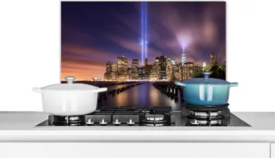 Produktbild von KitchenYeah®  Spritzschutz Küche - Küchenrückwand - Wandschutz für Herd und Spüle - New York - Nacht - Stadt - Wasser 60x40 - Alu-Dibond (Alternative zum Spritzschutz aus Glas) - Hitzebeständig - Herd
