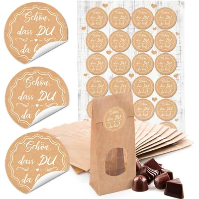 Produktbild von 24 kleine braune Papier-Tüten beige weiß creme-farben SCHÖN DASS DU DA BIST mit Fenster und Pergamin-Einlage 7 x 4 x 20,5 cm + 24 runde Aufkleber 4 cm vintage nostalgie shabby Verpackung give-away"Schön, dass du da bist" beige, weiß / 24 Stück