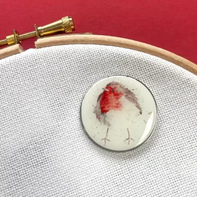 Produktbild von Bothy Threads Nadelhalter Magnet "Lustiger Robin", XA24, 3x3cm