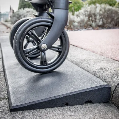 Produktbild von Conradi+ Kaiser Bordsteinrampe Rollstuhlrampe, 100x25x4.5cm, Gummigranulat, schwarz, Drainage, 6.1kg, für PKW, Kinderwägen, Rollatoren, Rollstühle, Sackkarren, Hubwagen, Stapler, 0779401728