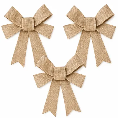 Drei dekorative Jute-Schleifen im Vintage-Stil auf hellem Hintergrund als rustikale Hochzeits- und Geschenk-Deko.
