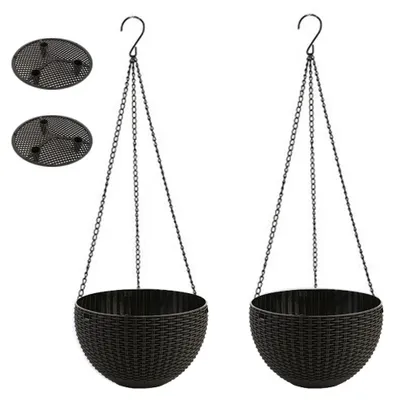 Produktbild von 2er Set hängende Blumentöpfe aus hochwertigem, verstärktem PP-Kunststoff mit Imitierter-Rattan-Optik. Jeder Topf verfügt über ein integriertes Selbstbewässerungssystem mit Wasserspeicher für bis zu 7 Tage ununterbrochene Versorgung – ideal für anspruchsvolle Grünpflanzen wie Chlorophyll, Efeu oder Farne. Die stabile Kettenaufhängung ermöglicht sicheres Einhängen im Innen- und Außenbereich. Farbe: Schwarz. Maße pro Topf: Ø 20 cm × H 18 cm. Robust, witterungsbeständig und optisch zeitlos – für Balkon, Wohnzim