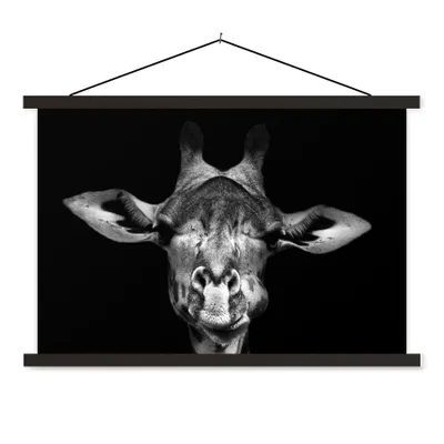 Produktbild von MuchoWow® Textilposter Giraffe - Porträt - Tiere - Schwarz - Weiß 60x40 cm mit schwarzem Rahmen - Hölzernes