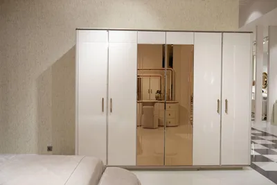 Image de Armoire en bois blanc, style moderne et élégant