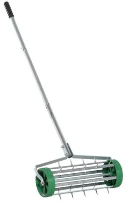 Immagine prodotto di Arieggiatore per prato con rullo a spine | Colore: Verde e argento | Dimensioni: 43,5 x 139 x 15 cm