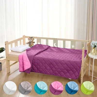 Obrázek produktu pro WOMETO dětská přikrývka z mikrovlákna v oboustranném designu 135x200 - fialová a růžová odolná proti vyvaření 95° Lehká přikrývka Deka na plazení pro teplé dny Mohu být použita bez přikrývky I barevná a pestrá fialová/růžová barva