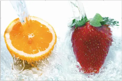 Produktbild von Wallario Wandbild Frische Früchte übergossen mit Wasser I, Größe: 61 x 91,5 cm, Poster mit rahmenlosen Bildhalter