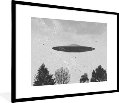Produktbild von MuchoWow® MuchoWow® Gerahmtes Poster Ufo - Vintage - Baum - Schwarz - Weiß 80x60 cm - Poster mit zchwarzem Bilderrahmen - Schlafzimmer-Dekorationen - Fotoposter