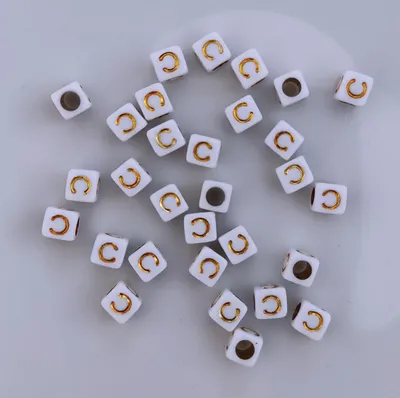 Produktbild von Buchstaben Perlen, 30 Stück, 6x6 mm, weiß mit gold, eckig, Buchstabe C