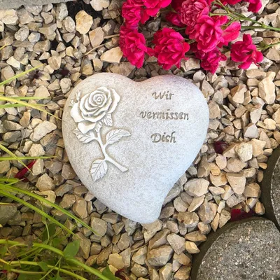 Produktbild von Grabherz Gedenkstein - Wir vermissen Dich - Grabschmuck Grabdeko Trauerherz 13cm 600g Handarbeit weiß